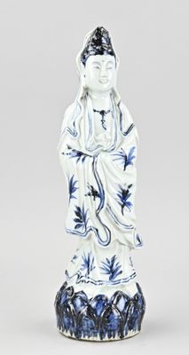 figurine chinoise bleue et blanche représentant une personne coiffée d'un chapeau