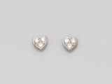une paire de boucles d'oreilles en diamant en forme de cœur