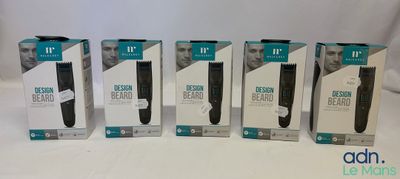 quatre types différents de rasoirs pour hommes, présentés dans des boîtes posées sur une surface blanche