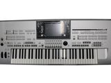 un clavier électronique argenté sur fond blanc