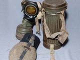 deux masques à gaz et une cartouche posés sur une table
