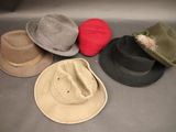 Plusieurs chapeaux sont alignés en rang sur un comptoir