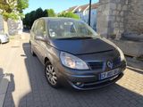 une photo d'une voiture garée sur le bord de la route