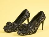 une paire de chaussures noires à talons hauts ornées d'un nœud sur la pointe