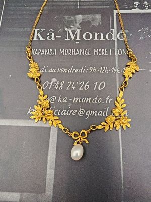 collier plaqué or orné d'une perle au centre