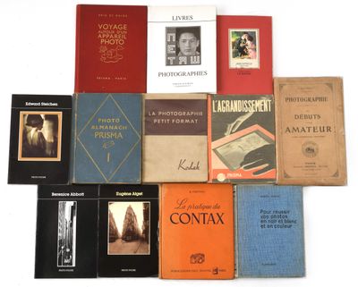 plusieurs livres sont empilés sur une surface blanche