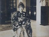 une vieille photo d'une femme assise sur une chaise
