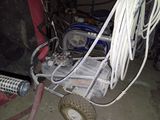 une photo d'un petit générateur portable dans un garage