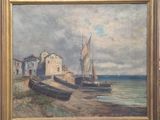 une peinture à l'huile représentant des bateaux sur une plage près d'un bâtiment
