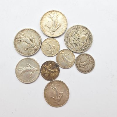 un tas de vieilles pièces de monnaie sur fond blanc