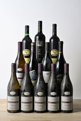 plusieurs bouteilles de vin posées sur une table en bois