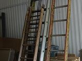deux échelles appuyées contre un mur dans un entrepôt