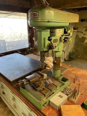 une machine posée sur une table dans une pièce