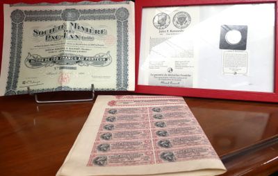 une photo d'un certificat posé sur un bureau, avec un stylo et du papier