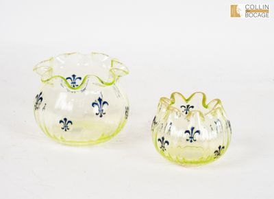 deux vases posés l'un à côté de l'autre sur une table