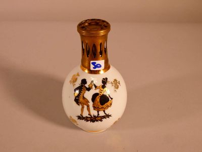 un petit vase sur lequel est représenté un homme et une femme