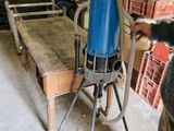 un homme qui travaille sur une machine dans un garage