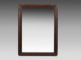 un grand miroir ancien en bois sculpté, doté d'un cadre sculpté