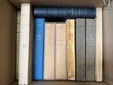 une boîte pleine de livres posée sur une table