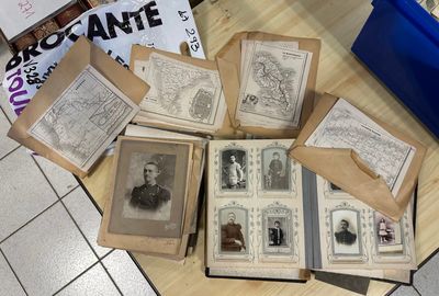 beaucoup de vieux livres posés sur une table, avec des illustrations
