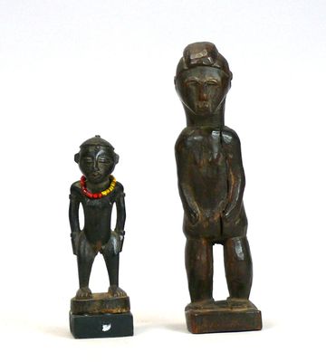 Deux statuettes en bois dur à patine sombre, l’une figurant …