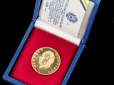 une médaille d'or dans un cadre bleu sur fond noir