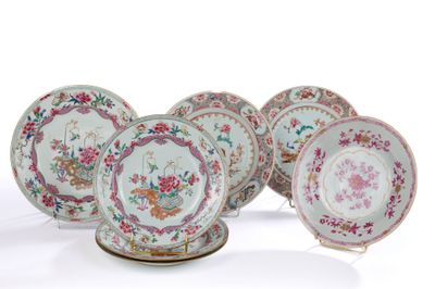 six assiettes et soucoupes en porcelaine chinoise ornées de motifs floraux