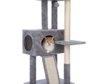 un chat assis sur un arbre à chat