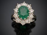 une bague à grappes d'émeraudes et de diamants