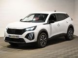 Le SUV blanc est garé dans une grande pièce au sol carrelé en damier.