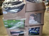 de nombreux cartons de vêtements posés sur une palette dans un entrepôt