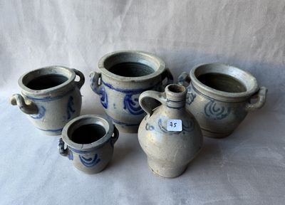 cinq vases bleus et blancs posés sur une nappe blanche