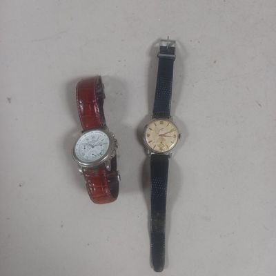 deux montres assises l'une à côté de l'autre sur une table