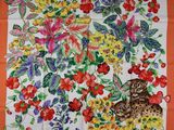 un gros plan sur un foulard carré orné de fleurs et de papillons