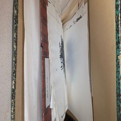 une boîte contenant un bout de papier