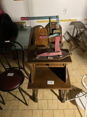 plusieurs chaises et une table dans une pièce où le sol est encombré d'objets divers
