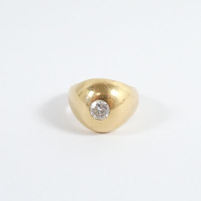 une image d'une bague en or et en diamant sur une surface blanche
