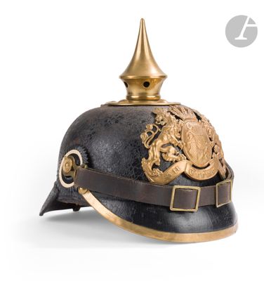 un vieux casque orné d'un dragon sur le côté