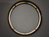 un miroir rond accroché au mur d'une pièce