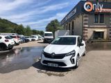 une voiture blanche garée devant un bâtiment