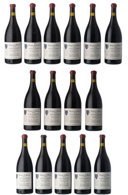 une pile de bouteilles de vin posées les unes à côté des autres