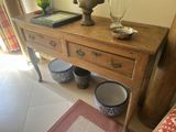 une petite table sur laquelle est posé un vase