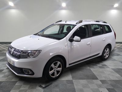 la photo d'une voiture blanche garée dans un garage