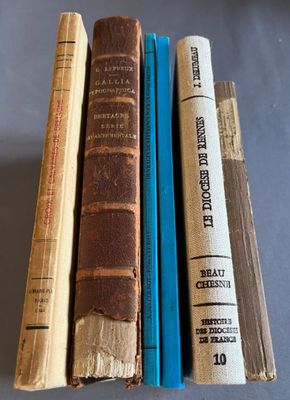 plusieurs vieux livres sont empilés sur une table