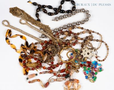 de nombreux colliers et bracelets posés sur un fond blanc