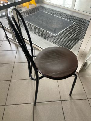 une chaise placée devant une porte vitrée