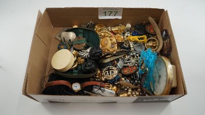 Un ensemble de bijoux de fantaisies , des montres bracelets,… - Photo 1