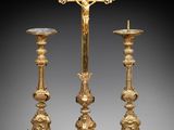 deux bougeoirs et un crucifix surmonté d'une croix