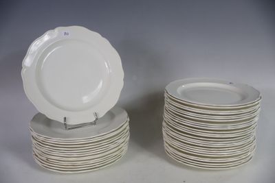 plusieurs assiettes empilées sur une table