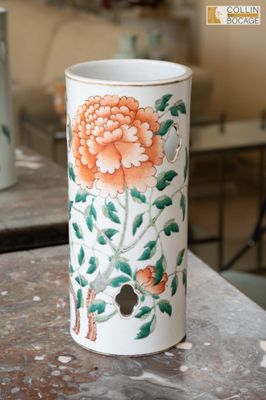 un vase posé sur une table dans une pièce